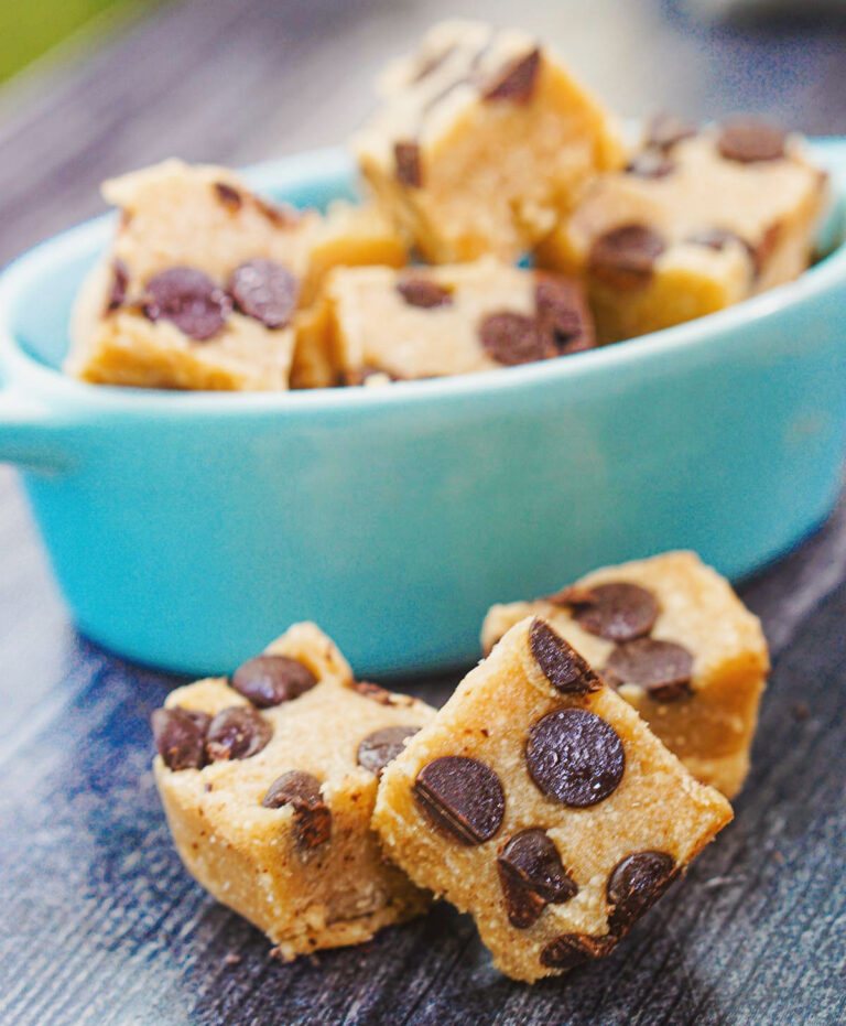 Healthy Cookie Dough Fudge with 4 Ingredients gluten free and low carb!