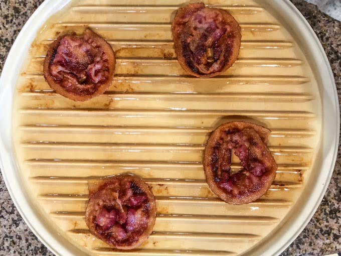 round microwave bacon tray with cooked  bacon