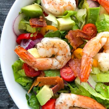 closeup of keto BLT salad with shrimp