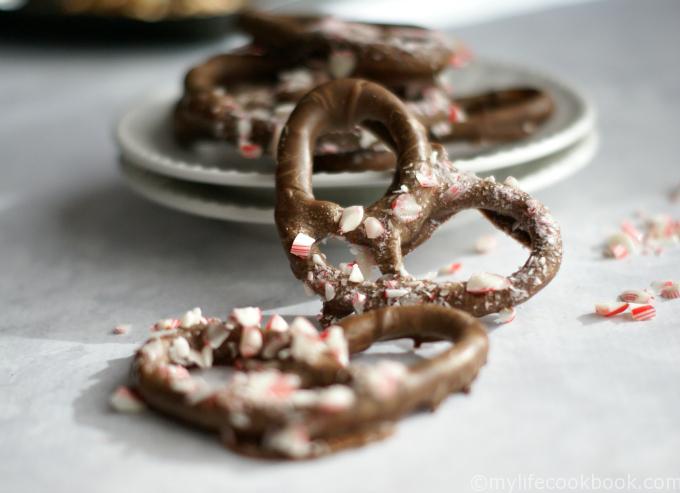 These easy chocolate covered pretzels make a great homemade Christmas gift. Everyone loves chocolate covered pretzels!