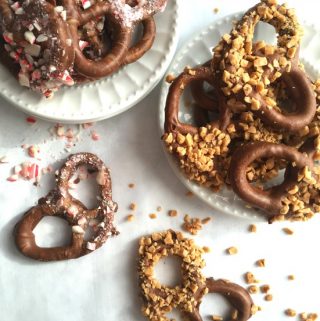 These easy chocolate covered pretzels make a great homemade Christmas gift. Everyone loves chocolate covered pretzels!