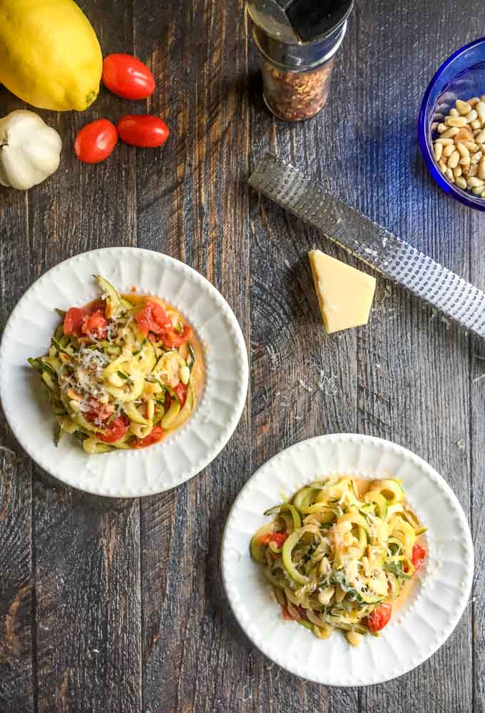 You can make zucchini noodles with lemon Parmesan in just 10 minutes. It's a healthy and very flavorful dish that won't make you miss the pasta. 