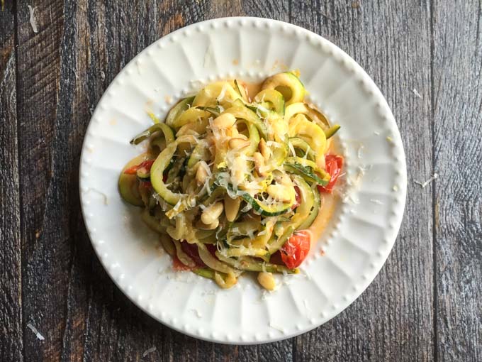 You can make zucchini noodles with lemon Parmesan in just 10 minutes. It's a healthy and very flavorful dish that won't make you miss the pasta. 