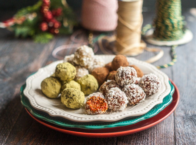 These superfoods fruit & nut bites are a fun and healthy gift you can give your family. Only a few minutes to make and lots of combinations to try.