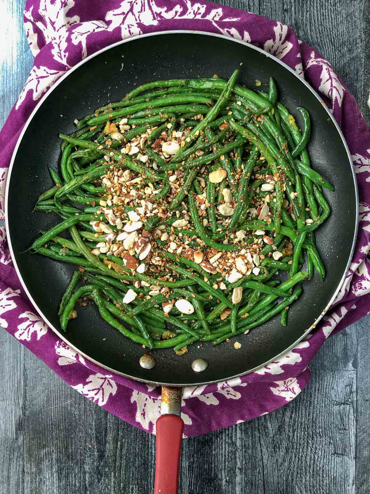 pan with green beans almandine
