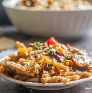 This artichoke & olives balsamic pasta is a quick an easy vegetarian meal with big taste! Only a few ingredients needed and you have a healthy, tasty pasta dinner.