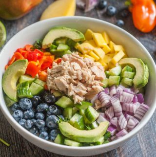 This Paleo mango salsa bowl with tuna is a colorful bowl of healthy goodness! Makes for the perfect quick and easy lunch or even dinner.