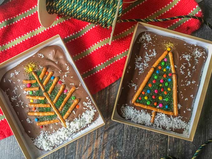 These 5 minute Christmas chocolate bars make a fun little gift that you can make with your kids. 