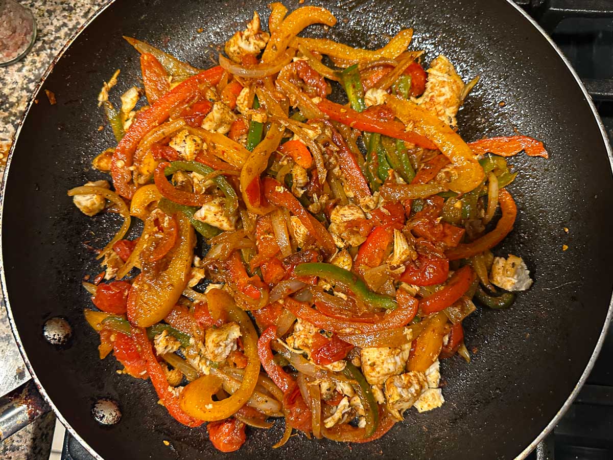 Skillet with the fajita stuffing mixture full cooked.