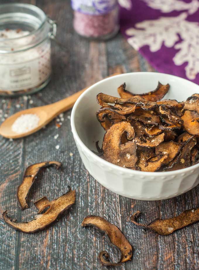If you like mushrooms you will love these low carb portobello mushroom chips. It's simple to make these mushroom chips and they are full of flavor with only 0.4g net carbs per serving. #mushrooms #lowcarbsnack #lowcarbchips #mushroomchips #portobellos