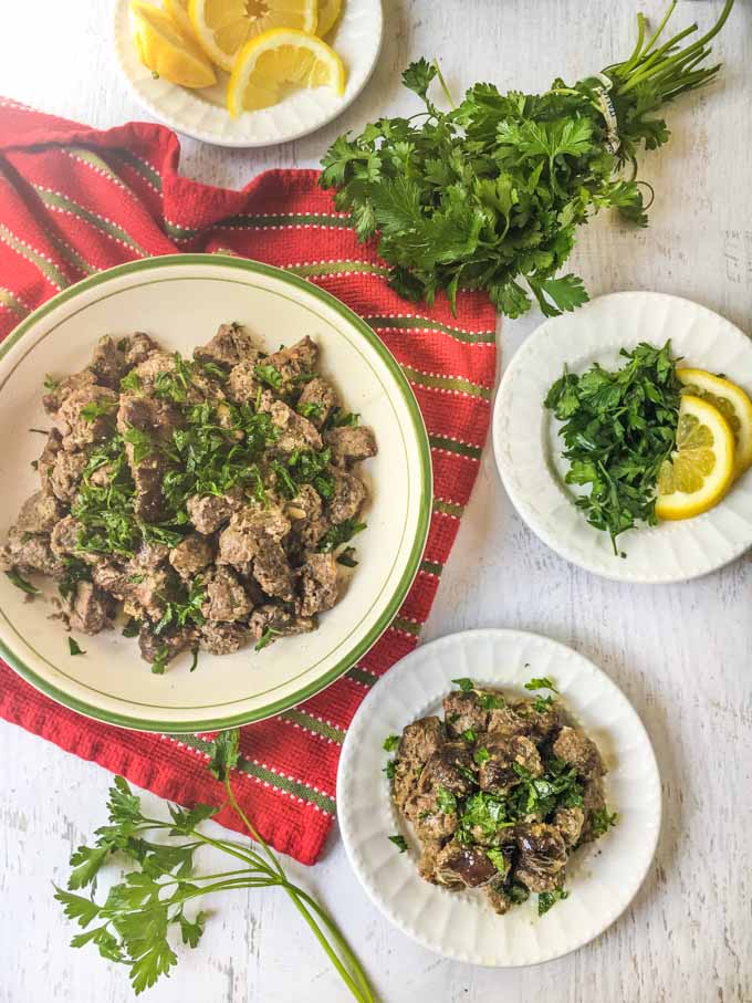 For an easy and tasty low carb dinner, try this lemon & garlic beef in foil packets. Only a few minutes to prepare, you can cook it in the oven and have not pans to clean! 