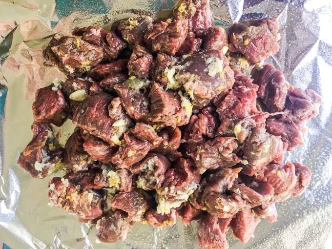For an easy and tasty low carb dinner, try this lemon & garlic beef in foil packets. Only a few minutes to prepare, you can cook it in the oven and have not pans to clean! 