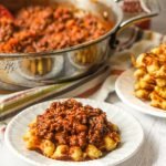 These easy low carb sloppy joes are a great weeknight dinner for the whole family. You can mix them up in little time and can eat them with these cheesy low carb waffles as bread! An easy and fun low carb family dinner!