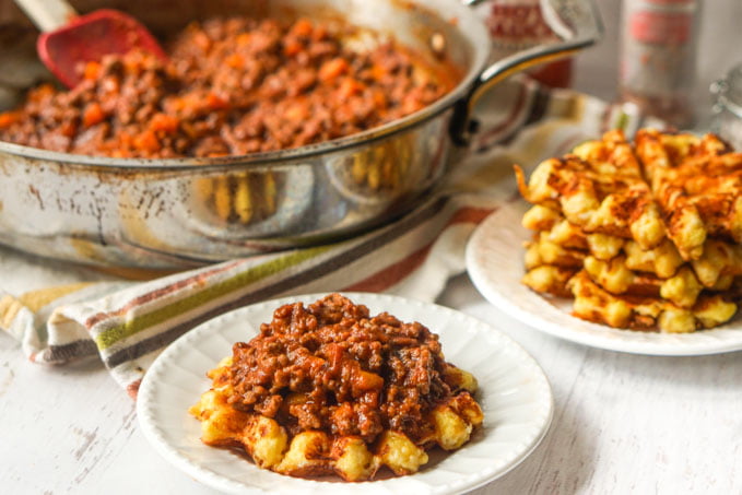These easy low carb sloppy joes are a great weeknight dinner for the whole family. You can mix them up in little time and can eat them with these cheesy low carb waffles as bread! An easy and fun low carb family dinner!