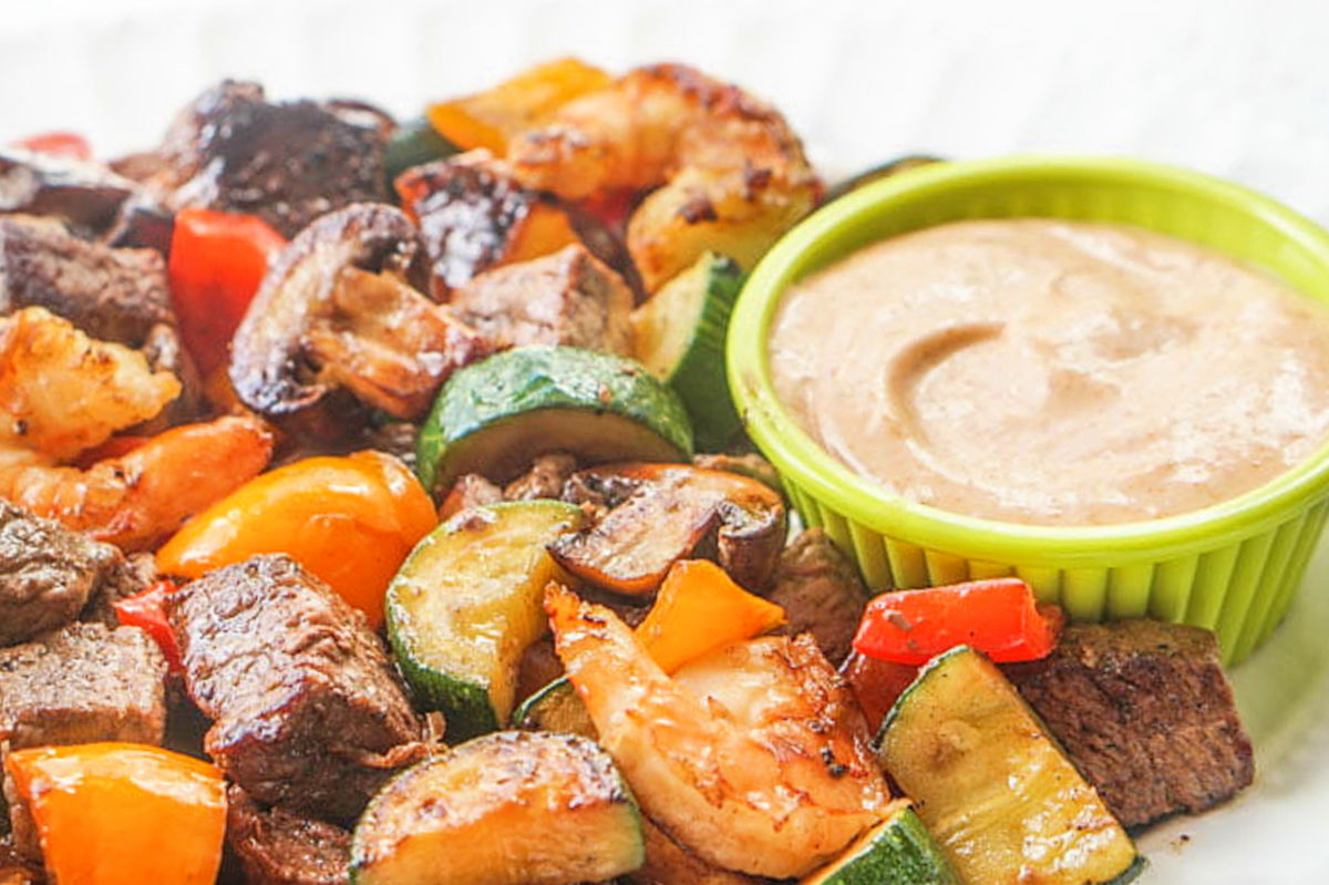 Closeup of the platter with the yum yum sauce.