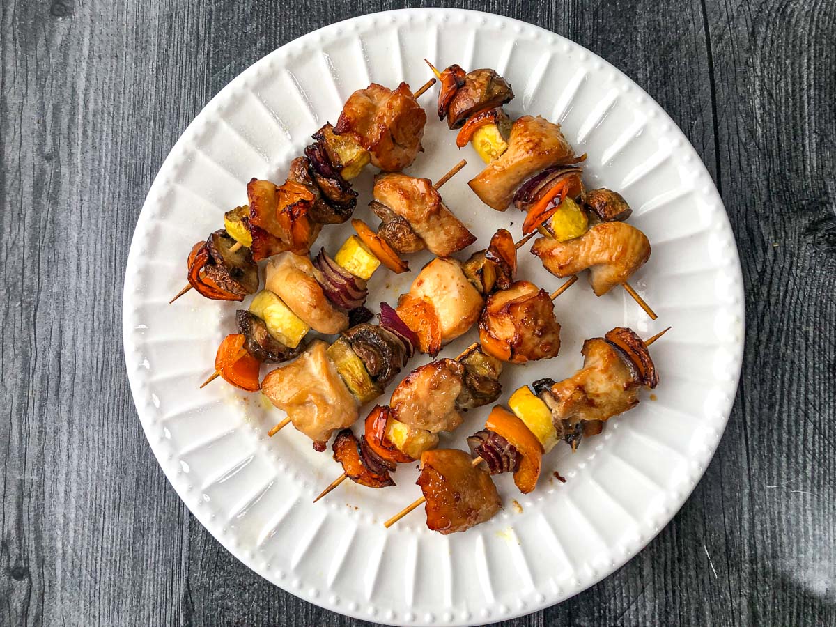 white plate with finished air fryer low carb chicken skewers