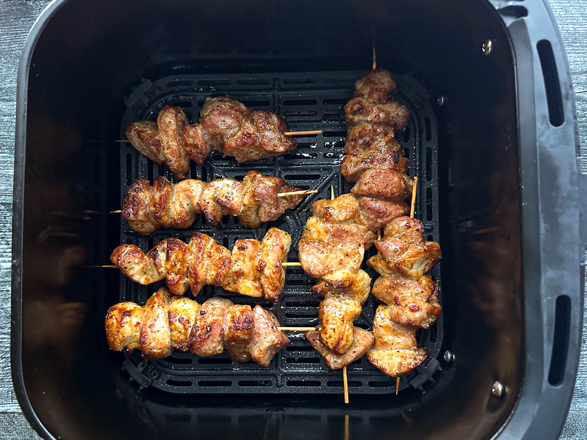 air fryer basket with finished kebabs