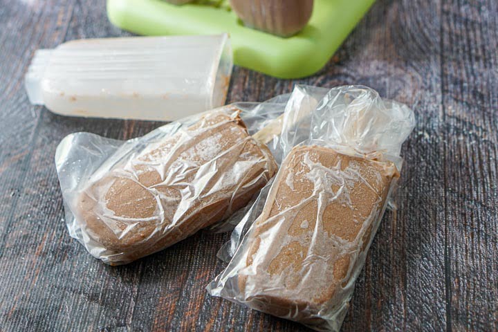 2 chocolate pudding pops in sandwich bags