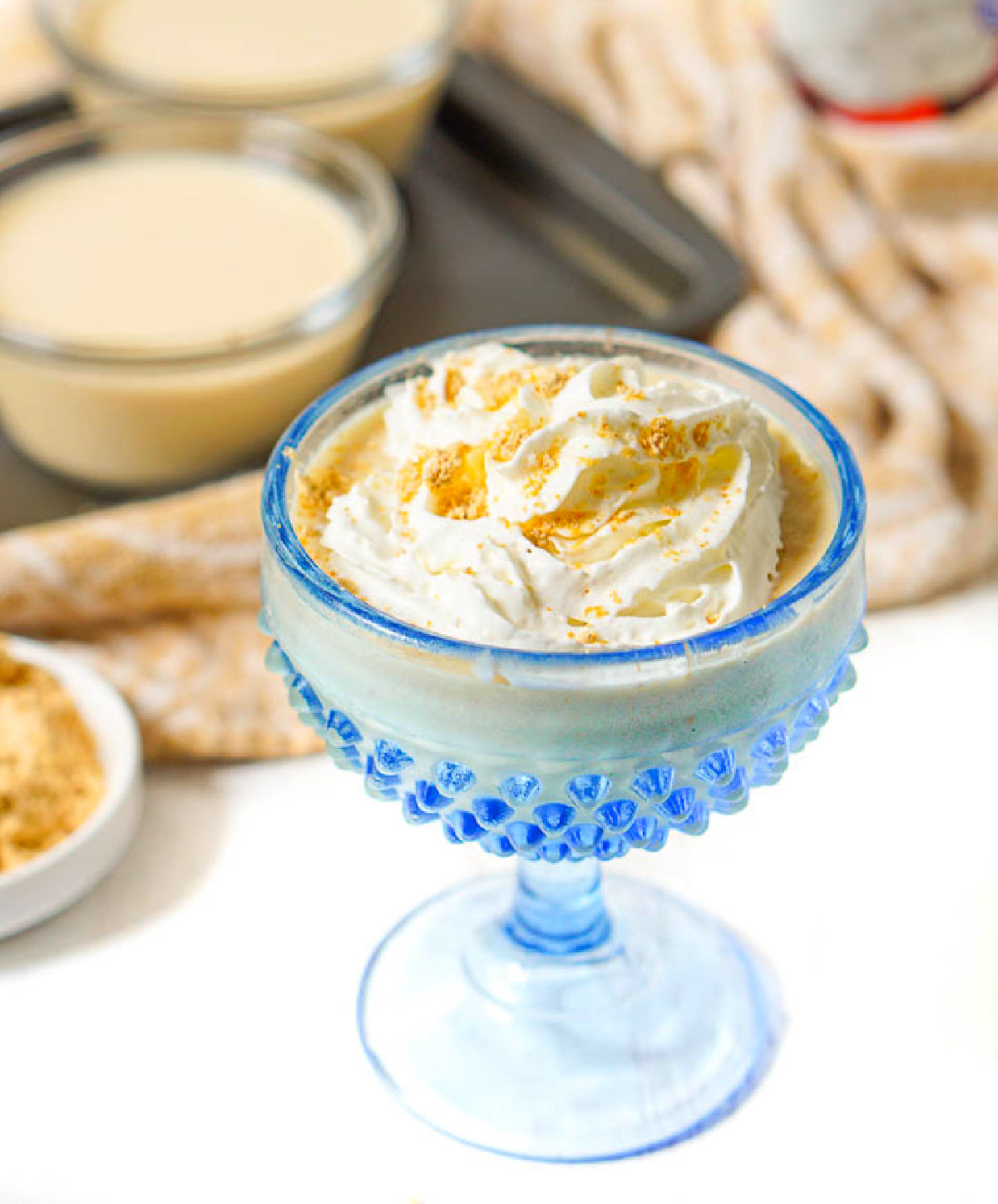 A serving of the finished dessert with powdered peanut butter on top.