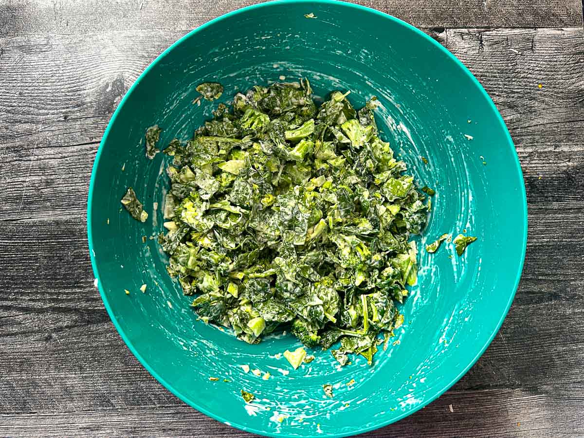 Green bowl with the creamy spinach mixture.