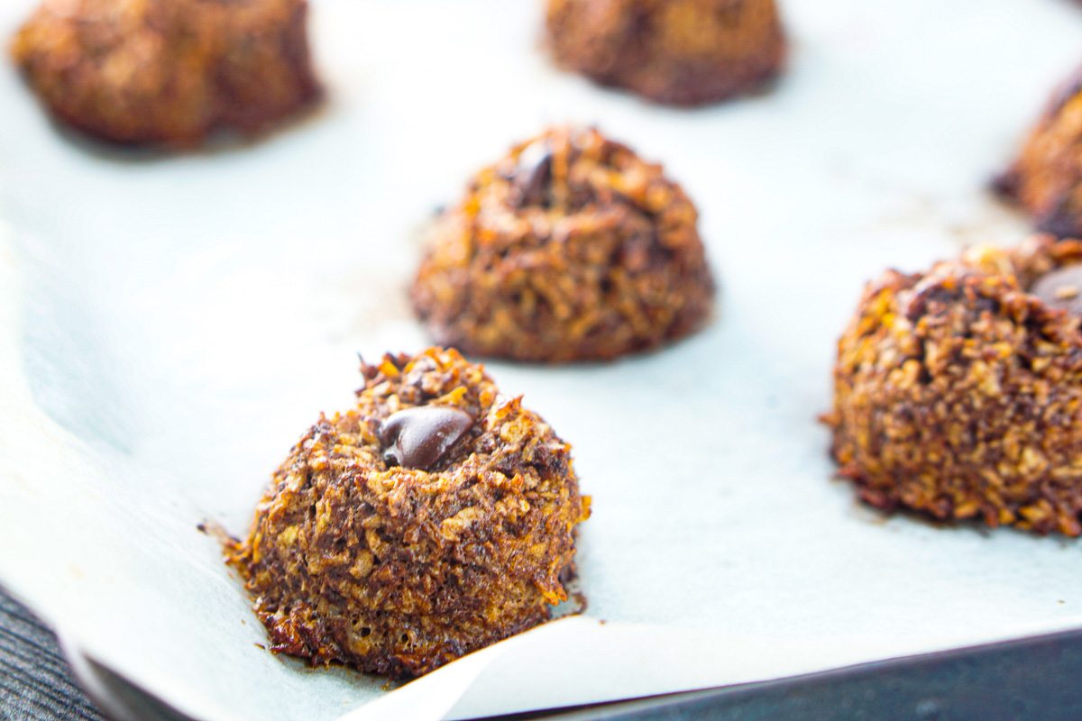 baked keto coconut chocolate chips cookies