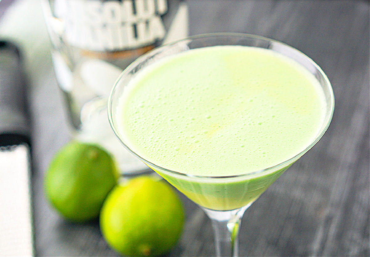 closeup of a key lime cocktail with fresh limes