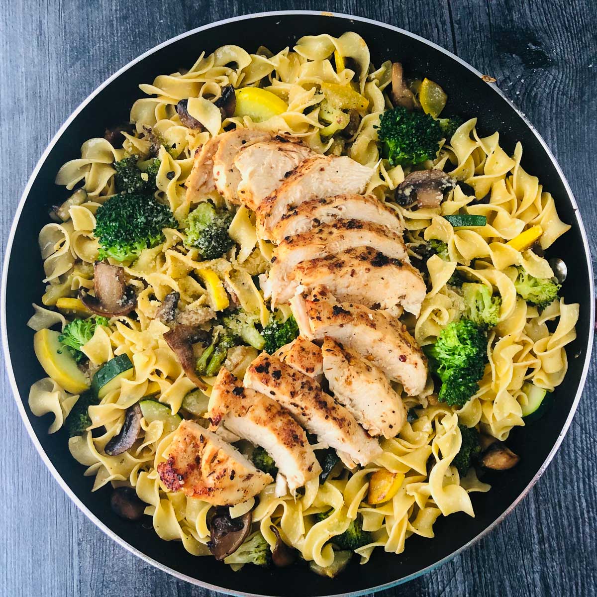 garlic veggie pasta with chicken in a skillet