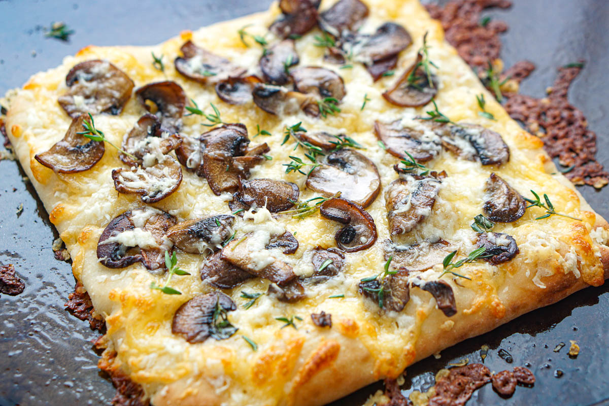 Closeup of a mushroom flatbread made with Aldi premade flatbread.