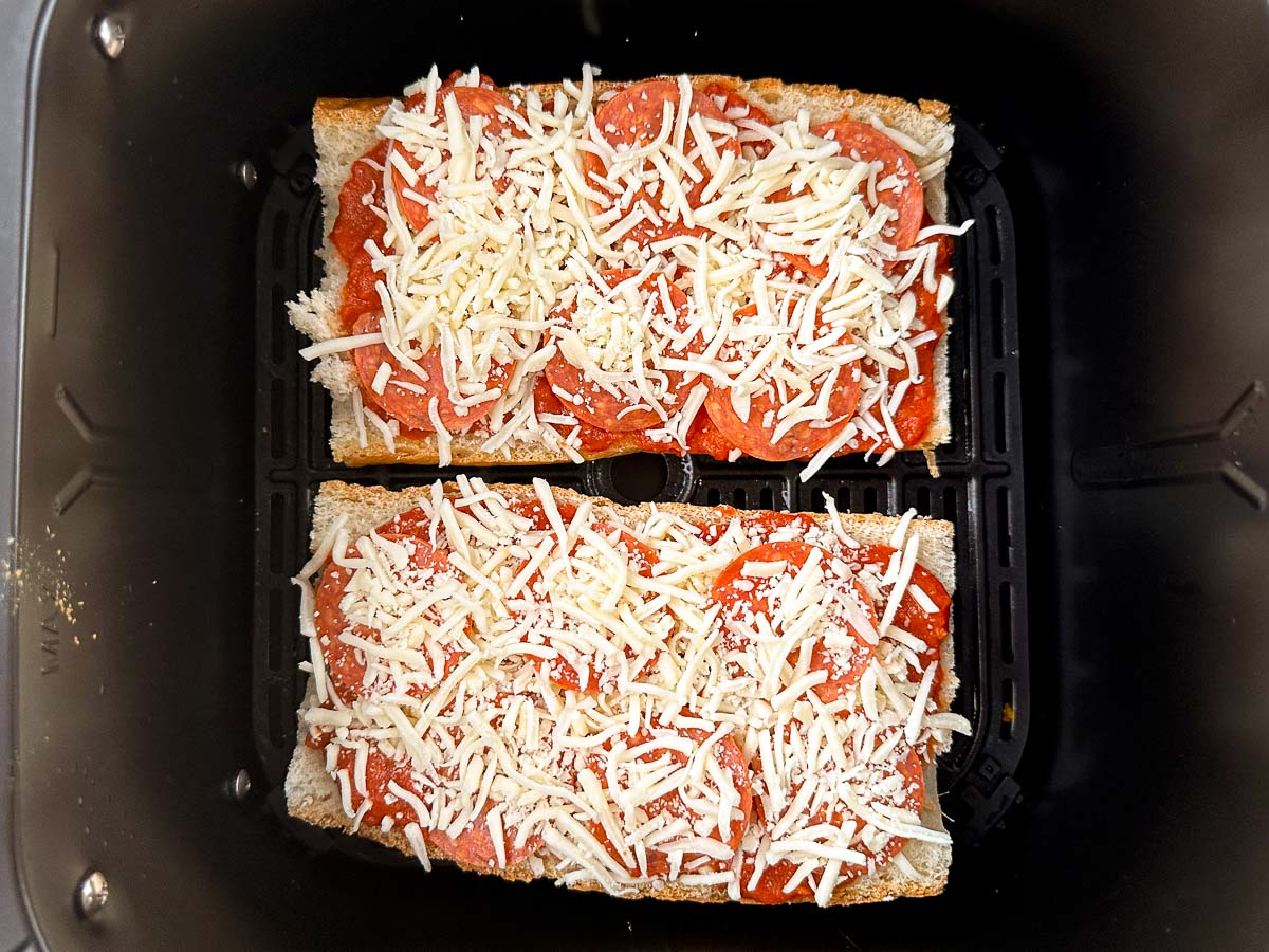 https://mylifecookbook.com/wp-content/uploads/2023/03/airfryer-french-bread-pizza-basket1.jpg