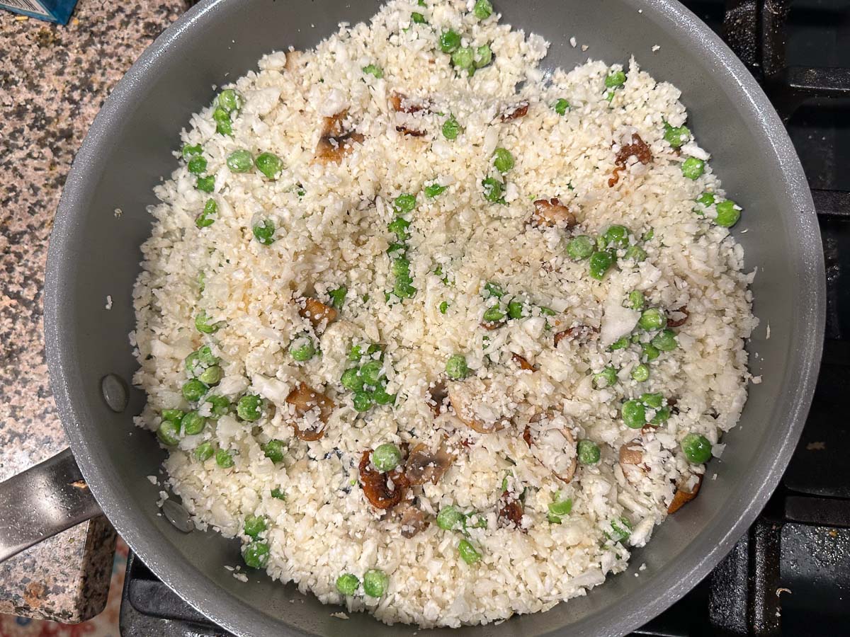 pan with cauliflower rice, peas, mushrooms and cream
