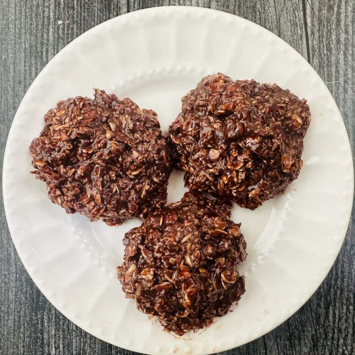 white plate with Nutella oatmeal no bake cookies