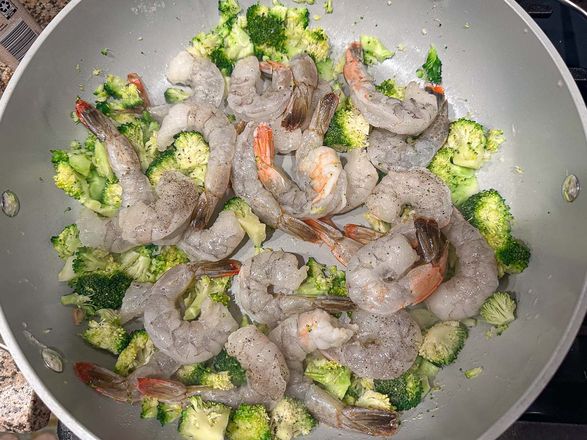 pan with garlic, broccoli and shrimp