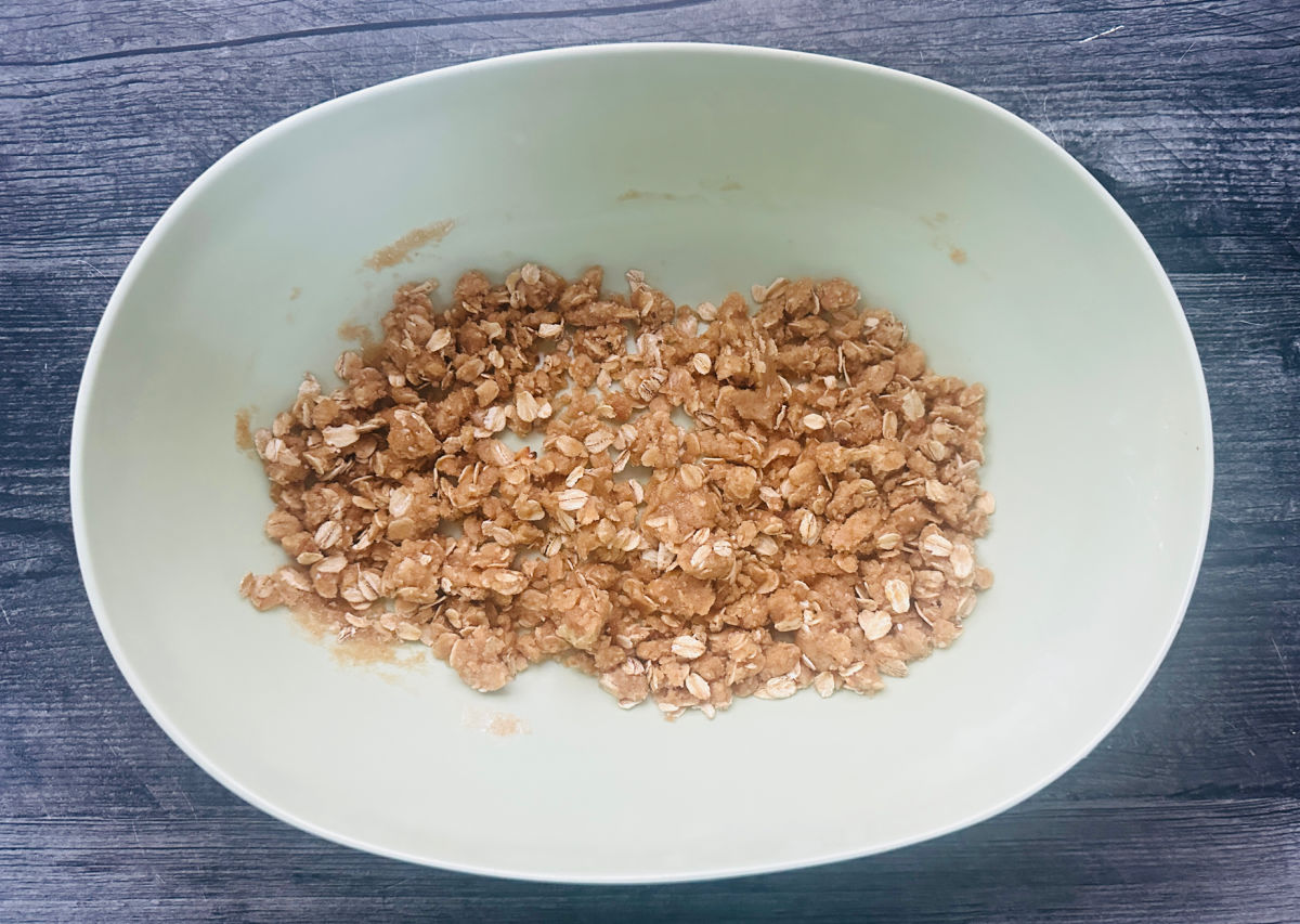 Bowl with raw with sugar free crumble.