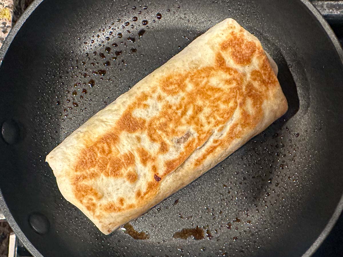 Pan with a browned flour burrito.