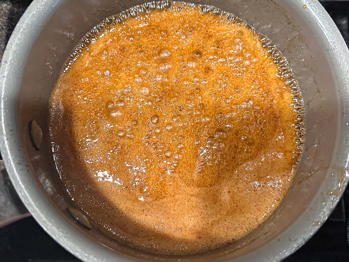 Pan with sugar free caramel sauce.