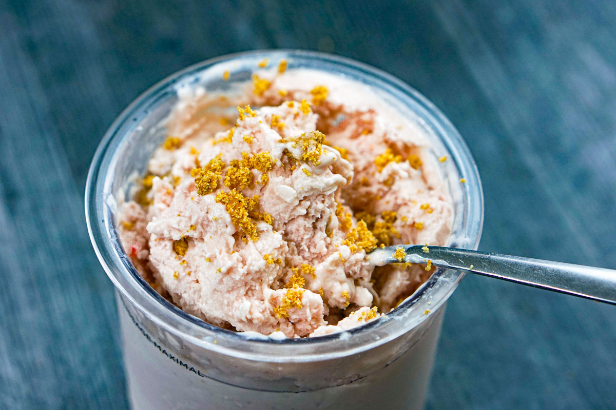Closeup of the pint container of the finished recipe with graham cracker crumbles.