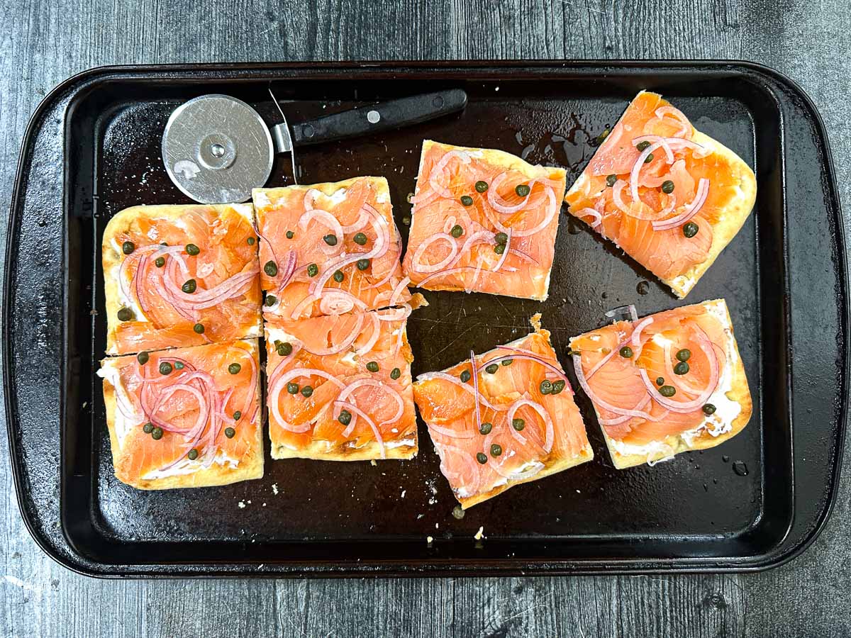 Baking sheet with the finished recipe.